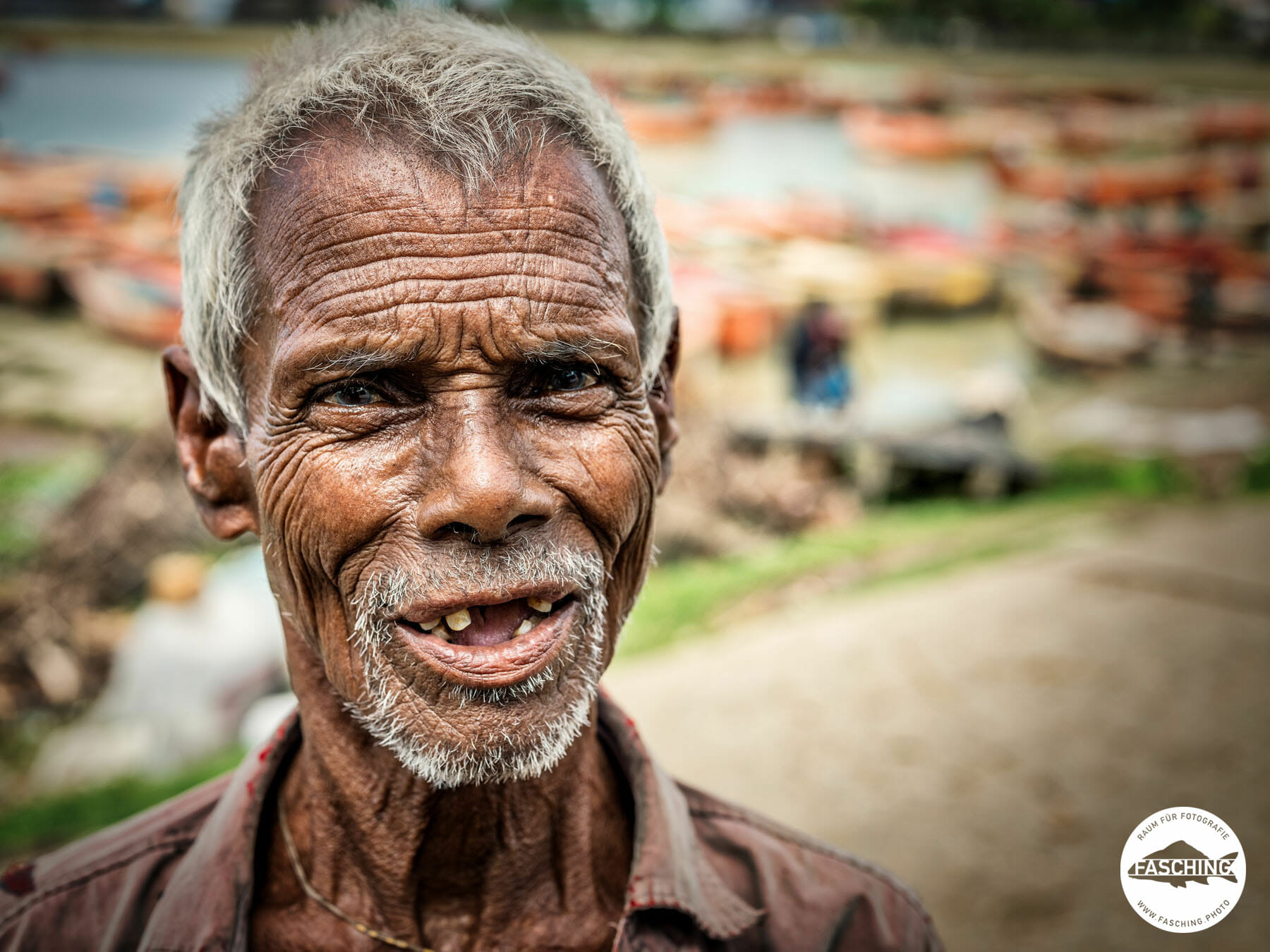 Reinhard und Luca Fasching reisten zusammen nach Bangladesh um eine Dokumentation über Shipbreaking in diesem Land zu fotografieren